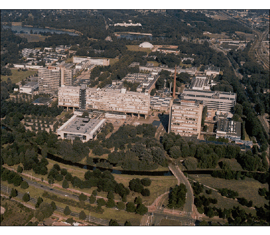 \begin{center}%
% plakplaatje\{0.9 linewidth\}\{0.6 linewidth\}
% includegraph...
...cludegraphics[width=\linewidth]{h-site/eps/tue-vogelvlucht2.ps}
 \end{center}